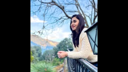 অর্ধনগ্ন শরীরে চুঁইয়ে পড়ছে উষ্ণতা, দুধ সাদা বিছানায় গা এলিয়ে হট পোজে ভাইরাল ঋদ্ধিমা