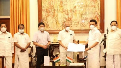 தமிழகத்தில் ஆட்சியமைக்க உரிமை கோரினார் மு.க ஸ்டாலின்.. ஆளுநரிடம் அமைச்சரவை பட்டியலையும் வழங்கினார்.!