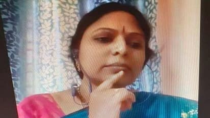 సిహెచ్ ఉషారాణి తెలుగు కవిత: జీరాడుతున్న గోడలు...