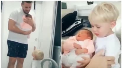 'കുഞ്ഞനുജത്തിയെ ഞാനൊന്ന് എടുത്തോട്ടെ അച്ഛാ...'; കുഞ്ഞുപെങ്ങളെ എടുക്കാനുള്ള സഹോ​ദരന്റെ ആവേശം, വീഡിയോ കാണാം