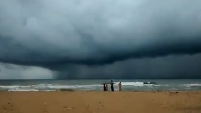 গতি বাড়িয়ে সমতলের দিকে ধেয়ে আসছে ঘূর্ণিঝড় নিভার, তার আগেই শুরু হয়েছে প্রকৃতির তাণ্ডব