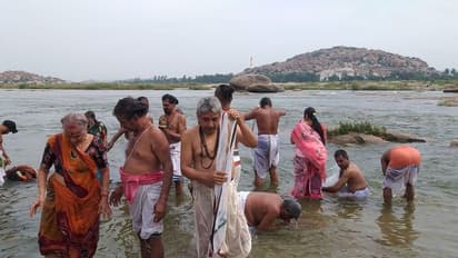 ಗಂಗಾವತಿ: ತುಂಗಭದ್ರಾ ನದಿಯಲ್ಲಿ ಪುಷ್ಕರ, ತೀರ್ಥಸ್ನಾನ