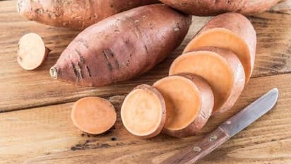 చిలగడదుంపలను కాల్చి తింటే మంచిదా? ఉడికించి తింటే మంచిదా?