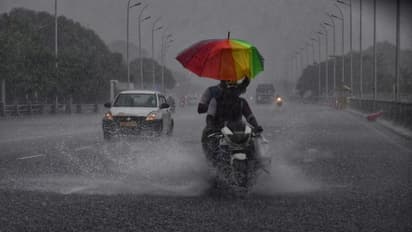 আজ ফের আদ্রতা চড়ে অস্বস্তি শহরে, ঝাপিয়ে বৃষ্টিতে ভ্য়াপসা গরম থেকে মিলতে পারে মুক্তি