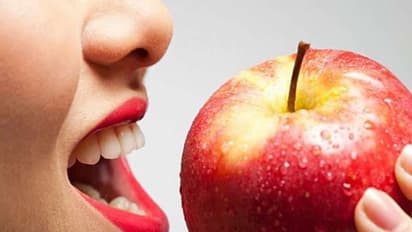 ஆப்பிளை தோலுரித்து சாப்பிடலாமா? எப்படி சாப்பிட்டால் ஆரோக்கியத்திற்கு நல்லது?