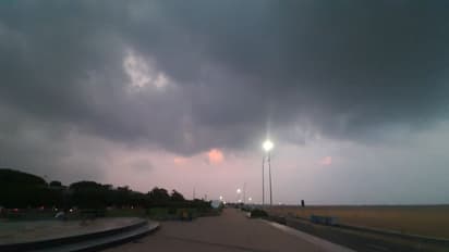 தென்மேற்கு வங்கக்கடல் பகுதிகளில் இடிமின்னலுடன் கூடிய சூறாவளி காற்று.. வானிலை ஆய்வு மையம் எச்சரிக்கை.