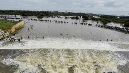 சென்னையில் கன மழை..! நிரம்பும் நிலையில் செம்பரம்பாக்கம், புழல் ஏரி..! திறக்க உத்தரவிட்ட மாவட்ட ஆட்சியர்கள்