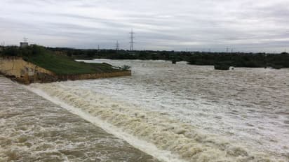 చిత్తూరు జిల్లాలో విషాదం: రాళ్లవాగులో చిక్కుకొన్న రైతు మృతి