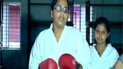 ഈ സ്ഥാനാർത്ഥി കരാട്ടെ ബ്ലാക്ക് ബെൽട്ടാണ്, പ്രചരണത്തിനിടയിലും പരിശീലനം മുടക്കാതെ റീനു ജെഫീൻ