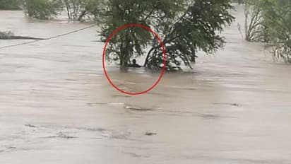 మోటారు కోసం వెళ్లి.. వాగులో చిక్కుకున్న రైతులు