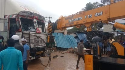 ಎರಡು ಕಾರು ಲಾರಿ ನಡುವೆ ಸರಣಿ ಅಪಘಾತ : ನಾಲ್ವರ ದುರ್ಮರಣ