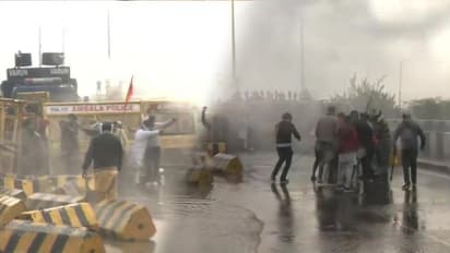 আটকাতে পারল না জলকামান, কাঁদানো গ্যাস, ব্যারিকেড উপড়ে দিল্লি চলেছে 'কৃষক মার্চ'