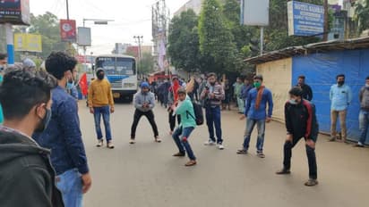 সরকারি বাস আটকে রাস্তায় বামকর্মীদের ক্রিকেট খেলা, যানজট সামাল দিতে নামল পুলিশ বাহিনী