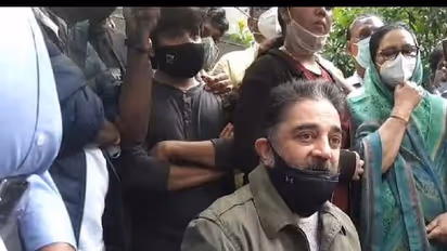 உதட்டோடு மட்டுமே உறவாடும் நம்மவர்... கமலை கிழித்தெடுக்கும் விமர்சனம்..!