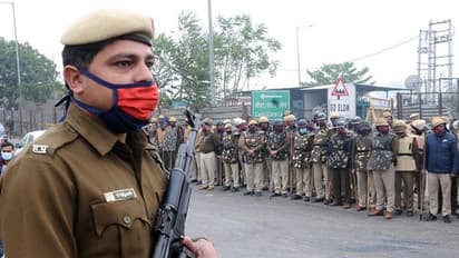 ദില്ലി ചലോ; ദില്ലി അതിര്ത്തിയില് പരസ്പരം ഏറ്റുമുട്ടി കര്ഷകരും പൊലീസും