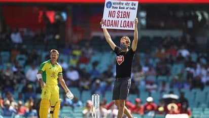 সুদূর সিডনির ক্রিকেট মাঠে আদানিদের বিরুদ্ধে প্রতিবাদ, পোস্টার হাতে মাঠে ঢুকল দর্শক