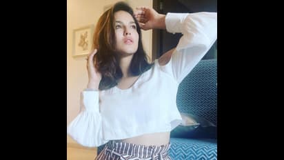 ಕೋಲ್ಡ್ ಶೋಲ್ಡರ್ ವೈಟ್ ಕ್ರಾಪ್ ಟಾಪ್‌ನಲ್ಲಿ ಸನ್ನಿ ಲಿಯೋನ್ ಕಂಡಿದ್ದು ಹೀಗೆ