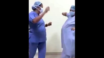 डिलीवरी से 10 मिनट पहले प्रसूता ने डॉक्टर के साथ किया डांस, जच्चा और बच्चा दोनों स्वस्थ, देखिए तस्वीरें