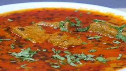 కోడికూర వండలేదని.. భార్యను కొడవలితో నరికి చంపాడు... 