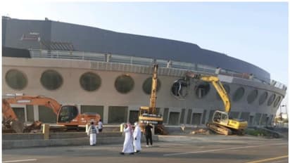 ജിദ്ദയിലെ 'കപ്പൽ കെട്ടിടം' മുനിസിപ്പാലിറ്റി അധികൃതര് പൊളിച്ചു