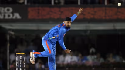 పాకిస్తాన్ పై బౌలింగ్ వేయమనగానే నా చేతులు వణికాయి.. టర్బోనేటర్ భజ్జీ షాకింగ్ కామెంట్స్