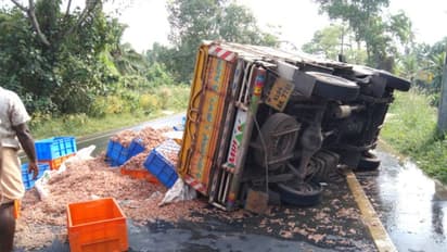 പിക്കപ്പ് വാനിന്‍റെ ടയര്‍പൊട്ടി നിയന്ത്രണം തെറ്റി മറിഞ്ഞു, റോഡ് നിറയെ ചെമ്മീന്‍