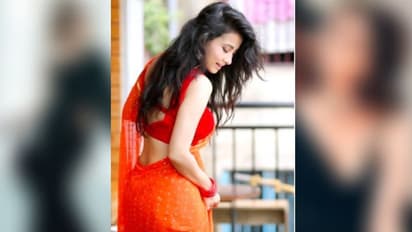 কোমরের ভাঁজে সুন্দরী কমলা মনামী, বয়সের অজুহাতকে তুড়ি মেরে ওড়ালেন অভিনেত্রী