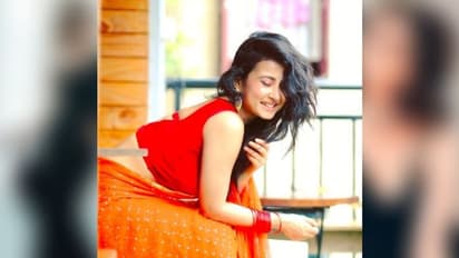 আলুথালু বেশে মনামীর জাদু, এক ঝলকে মাথায় হাত আট থেকে আশির