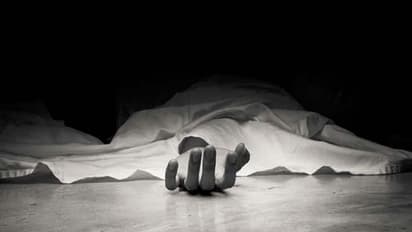 మహిళను హత్య చేసి.. చేయి నరికి ఎత్తుకెళ్లిన దుండగులు...