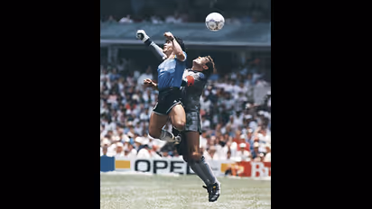 ಮರಡೋನಾ 'ಹ್ಯಾಂಡ್‌ ಆಫ್‌ ಗಾಡ್‌' ಚೆಂಡು  19 ಕೋಟಿ ರುಪಾಯಿಗೆ ಸೇಲ್..!