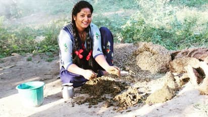 2 चोटी, सलवार सूट में उपले बनाते दिखी भोजपुरी की 'हॉट केक', फोटोज में देखें क्या कर रही एक्ट्रेस