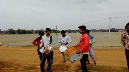 শতবর্ষ পার বৃদ্ধার শেষযাত্রায় দেদার বাজনা, নাতিদের কীর্তি দেখে হতবাক সকলেই