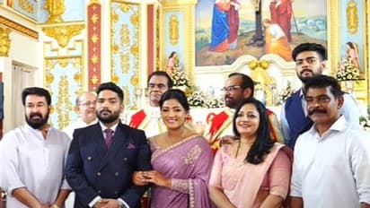 ആന്‍റണി പെരുമ്പാവൂരിന്‍റെ മകളുടെ മനസമ്മത ചടങ്ങില്‍ ആശിര്‍വാദവുമായി മോഹന്‍ലാല്‍: ചിത്രങ്ങള്‍