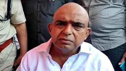 మంత్రి పేర్నినానిపై మేస్త్రీ దాడి: సురక్షితంగా బయటపడిన మినిష్టర్ (వీడియో)