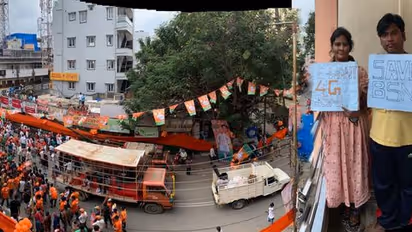 అమిత్ షాకి నిరసన సెగ: రోడ్షోలో బీఎస్ఎన్ఎల్ ఉద్యోగుల ప్లకార్డుల ప్రదర్శన