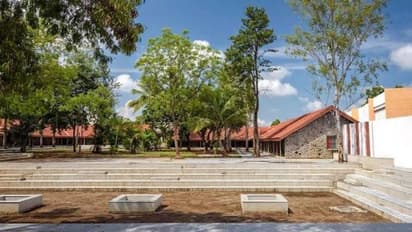 അങ്കണത്തിലെ ഒറ്റമരം പോലും മുറിക്കാതെ ഒരു പ്രകൃതിസൗഹാർദ്ദ സ്കൂൾ നിർമ്മാണം