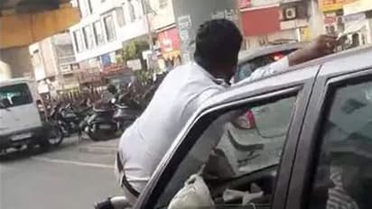 రెండు కార్లు ఢీ.. కారు బానెట్ పైనే అతడిని కిలోమీటర్ దూరం తీసుకెళ్లిన మహిళ (వీడియో)