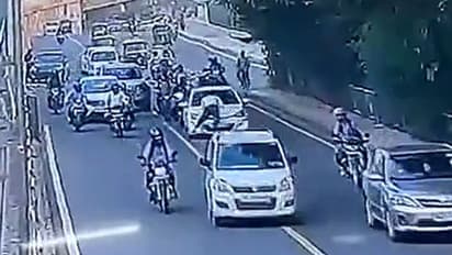 షాకింగ్ : డాక్టర్ ను కారుతో గుద్ది.. బానెట్ మీద 50 మీటర్లు ఈడ్చుకెళ్లిన దుండగులు.. వీడియో వైరల్...