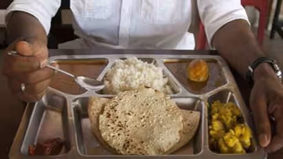 রাতে বেশ দেরী করে খান? খুব তাড়াতাড়ি এই ৫টি শারীরিক সমস্যায় ভুগতে হতে পারে