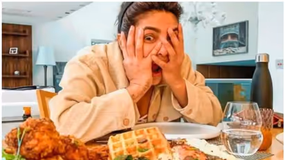 'ഇത് ഞാന് എന്തു ചെയ്യും...'; ഭക്ഷണം കണ്ട് അമ്പരന്ന് പ്രിയങ്ക