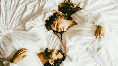 যৌনমিলনের একঘেয়েমি কাটাতে চান, এই ছোট্ট কাজ করলেই বিছানায় রাজত্ব করবেন আপনি