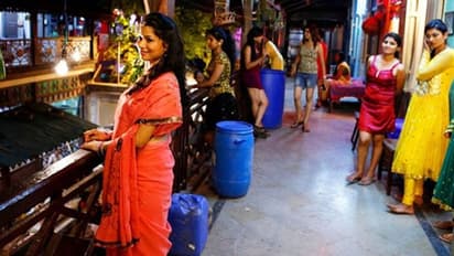 'মেয়ে আছে, মেয়ে নাও'-হাঁক পাড়লেও নেই খদ্দের, পেট চালাতে হাইওয়েতে দাঁড়াচ্ছেন যৌনকর্মীরা