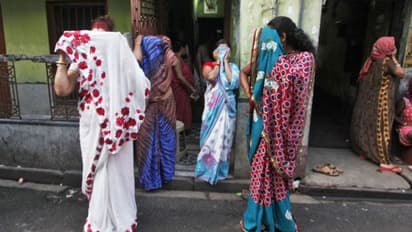 చీరలు కొనడానికి వస్తే చీకటి కూపంలోకి... వ్యభిచార ముఠా గుట్టు రట్టు