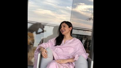 ഏഴാം മാസത്തിലും ശീര്‍ഷാസനം, പ്രസവ കാലത്ത് യോഗയുടെ പ്രാധാന്യം പങ്കുവെച്ച് അനുഷ്‍ക ശര്‍മ!- ചിത്രങ്ങള്‍