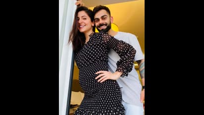 মাথা নিচে পা উপরে উঠতেই বেরিয়ে এল 'Babybump ', ভরা মাসেও শীর্ষাসনে ব্যস্ত বিরাট পত্নী অনুষ্কা