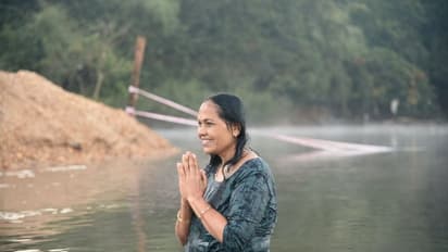 ತುಂಗಾ ನದಿಯಲ್ಲಿ ಶೋಭಾ ಪುಣ್ಯಸ್ನಾನ, ಲೋಕಕಲ್ಯಾಣಕ್ಕೆ ಪ್ರಾರ್ಥನೆ