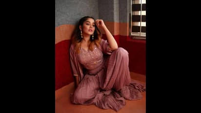 ஹீரோயின் வாய்ப்பு கிடைத்ததால் இப்படியா?... இடை தெரிய உடையணிந்து அதிர்ச்சி கொடுத்த அனிகா...!