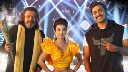 দেব-মিঠুনের সঙ্গে একই মঞ্চে মনামী, Red Hot অবতারে ঝড় তুললেন অভিনেত্রী