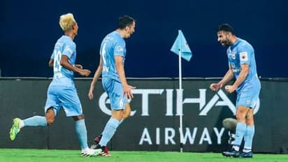 ആദ്യ പകുതിയില് വഴങ്ങിയത് രണ്ട് ഗോളുകള്; മുംബൈ സിറ്റിക്കെതിരെ കേരള ബ്ലാസ്റ്റേഴ്സ് പിന്നില്