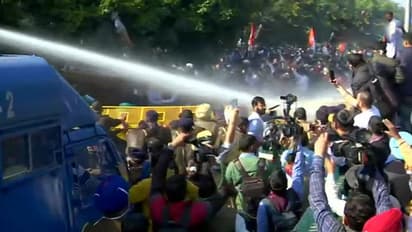 హర్యానా సీఎం ఖట్టర్ ఇంటి ముట్టడికి కాంగ్రెస్ యత్నం: వాటర్ క్యానాన్లను ప్రయోగించిన పోలీసులు